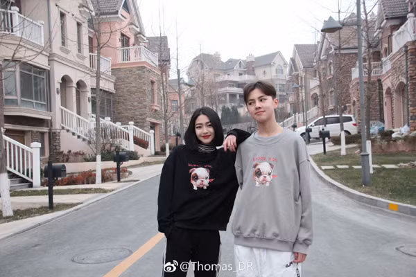 Tuy mới chỉ 14 tuổi, nhưng cậu em Daniel, có tên tiếng Trung là Đản Thanh (sinh năm 2003) cũng không kém phần 'sát gái'. Mái tóc nâu dài bồng bềnh cùng khuôn miệng rộng quyến rũ khiến cậu chàng hút mắt chẳng kém bất kì một soái ca nào.