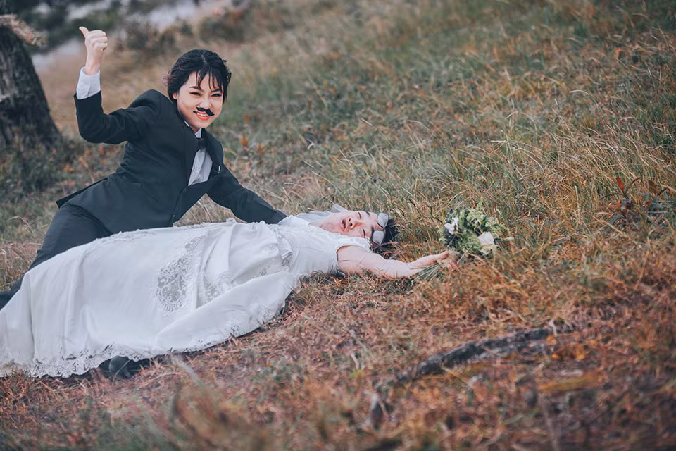 Chia sẻ về vợ của mình, chú rể Mai Sao hài hước: 'Khi mình đang trong giai đoạn đẹp nhất của thời xuân sắc thì gặp được vợ mình. Vì hâm mộ vẻ đẹp của mình nên cô ấy đã bằng mọi giá chiếm đoạt trái tim của mình thành công. Tuy nhiên sau cùng thì mình lại trở thành người yêu cô ấy nhiều hơn'.