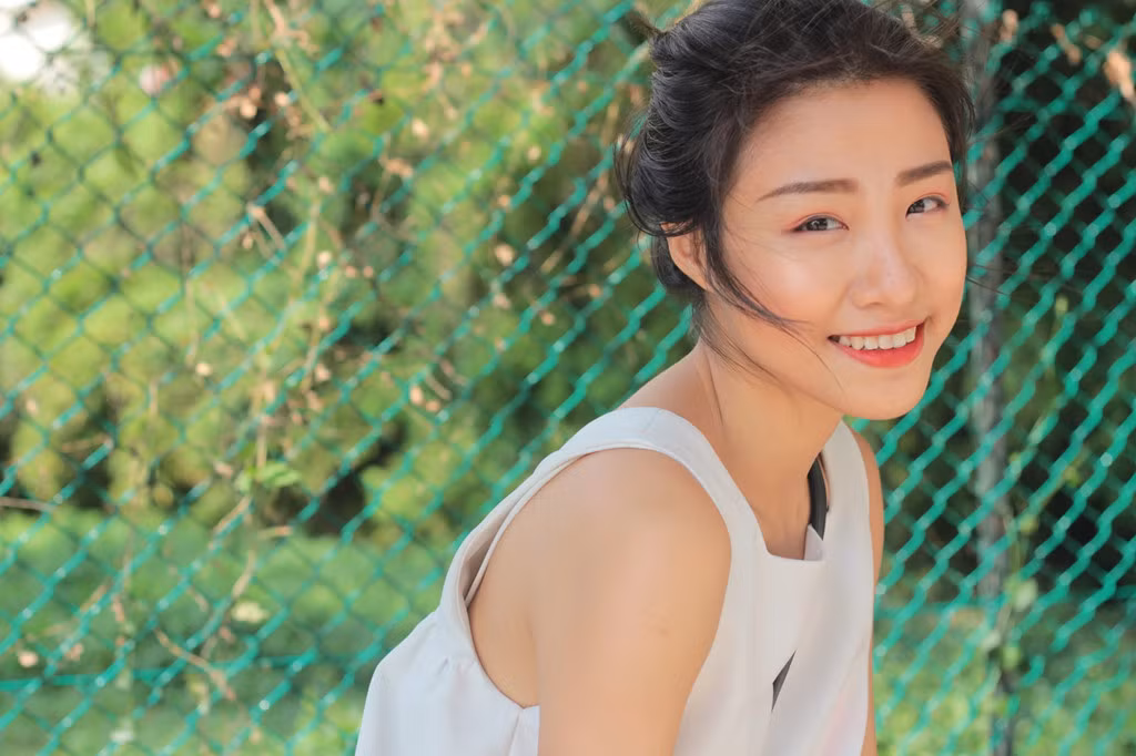 Phương Hoa tốt nghiệp loại giỏi, khoa Tài chính - Kế toán, Viện Đào tạo Quốc tế ISB của ĐH Kinh Tế TP.HCM tháng 8 vừa qua. Cô bạn cũng là một trong những gương mặt nổi tiếng của trường khi đạt danh hiệu Á khôi ĐH Kinh Tế TP.HCM năm học 2015.