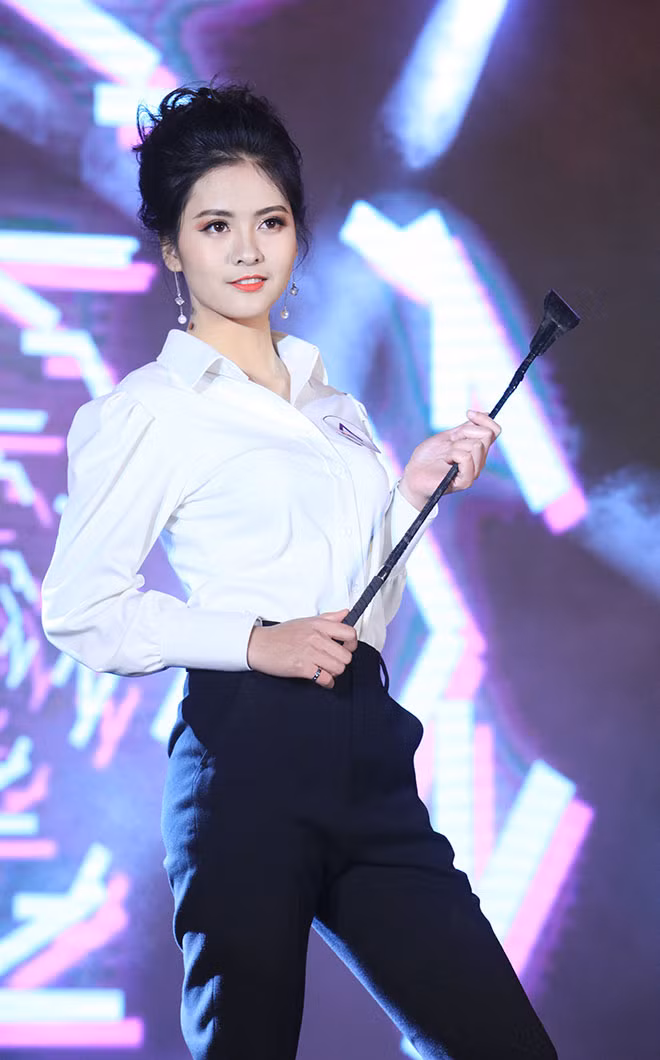 Lê Thị Thu Hà sinh năm 1999. Cô là sinh viên K56, lớp Anh 4, khoa Luật Thương mại Quốc tế.