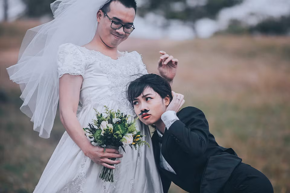 Khi được hỏi về ý tưởng chụp hình, Thảo Trâm dí dỏm: 'Chồng mình vốn rất hài hước và chiều vợ nên khi mình nói ý tưởng này anh ấy đồng ý ngay và hợp tác khá tốt. Ngoài ra cũng là bởi tính cách hai vợ chồng mình đều hướng ngoại, chồng mình nói nhiều, vui vẻ, hay làm người khác cười nên muốn chụp một bộ ảnh khác với mọi người. Sau này khi nhìn lại sẽ có những kỷ niệm đáng nhớ'.