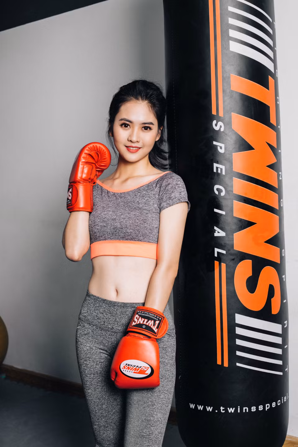 Xuất sắc vượt qua nhiều vòng sơ khảo, tuyển chọn, Lê Thị Thu Hà (18 tuổi) có mặt trong top 12 Beauty &amp; Charm 2017. 9X là sinh viên lớp Anh 4, khoa Luật thương mại quốc tế K56.