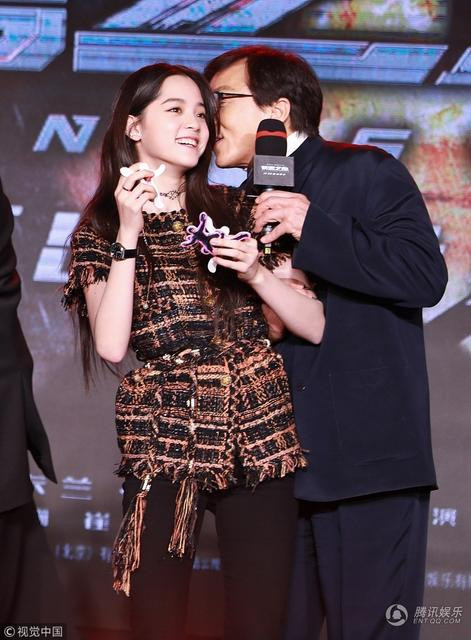 Hôm qua 14/12, Thành Long và Âu Dương Na Na đã xuất hiện tại buổi họp báo giới thiệu phim mới "Cơ Khí Chi Huyết" sắp ra rạp. Cả hai gây chú ý khi liên tục có những hành động thân mật quá mức bình thường.