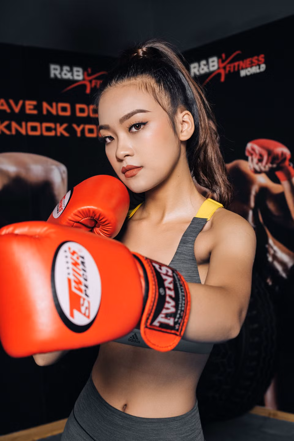 Nét đẹp cá tính, sexy của Nguyễn Khánh Huyền khiến cô nổi bật mỗi khi xuất hiện. Cô gái 20 tuổi đến từ lớp Anh 10, khoa Kinh tế quốc tế K54.