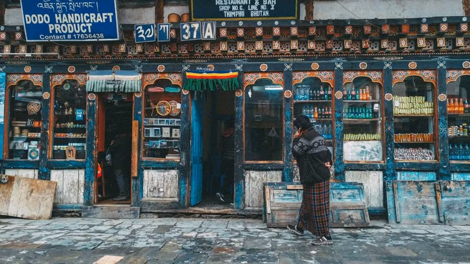 Người dân nơi đây sống thiên về tâm linh, vì con người, vì sự hạnh phúc. Ở Bhutan không có trộm cắp, không có ăn xin, ai ai cũng đều hạnh phúc.