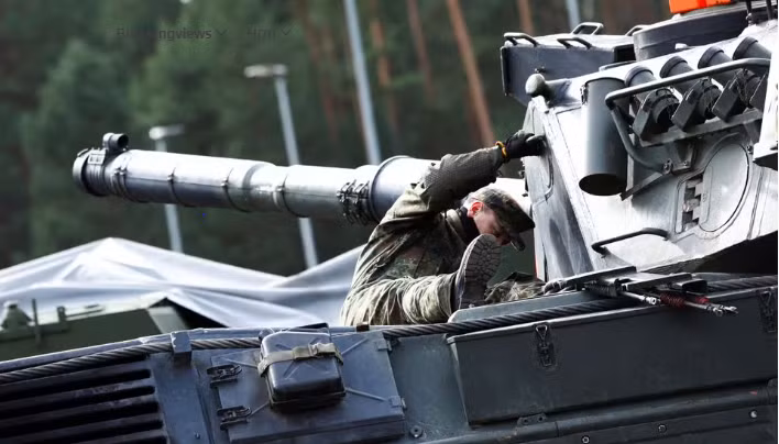 Ngoài ra, quan chức Đức còn được cho là đã đề cập sự hiện diện của quân nhân nước ngoài ở Ukraine vốn được triển khai để giúp Kiev vận hành vũ khí do phương Tây cung cấp. Bà Simonyan còn tiết lộ, một trong các sĩ quan Đức đề cập chuyến đi dự kiến tới Ukraine vào ngày 21/2 để bàn phối hợp tấn công.