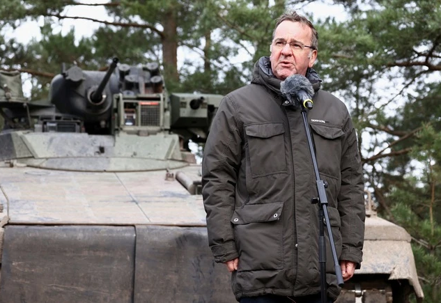 Theo Bộ trưởng Pistorius, các quan chức cấp cao của Bundeswehr không đề cập đến bất kỳ kế hoạch cụ thể nào, thay vào đó chỉ nói về các phương án giả định đối với việc sử dụng tên lửa Taurus. Ông cũng lưu ý rằng Đức sẽ không tham gia trực tiếp vào cuộc xung đột ở Ukraine.