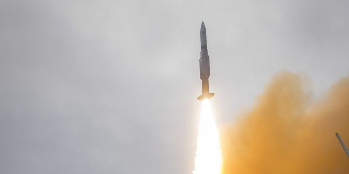 SM-2ERIII (phiên bản RIM-67D) sử động cơ chính MK-30 MOD 4, thiết bị phát hiện mục tiêu MK-45 MOD 8 giúp tăng tầm bắn và độ công phá mục tiêu.