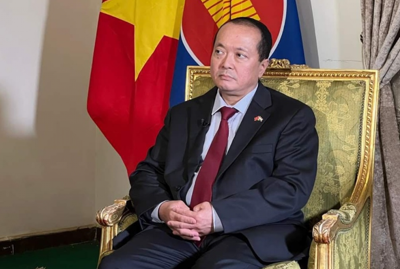 Theo TTXVN, Đại sứ Việt Nam tại Ai Cập kiêm nhiệm Djibouti, ông Nguyễn Huy Dũng, cho biết Đại sứ quán đang khẩn trương thực hiện các thủ tục bảo hộ công dân theo quy định để đưa thi thể thuyền viên tử vong và 3 thuyền viên người Việt Nam khác được xác định an toàn về nước trong thời sớm nhất có thể. Ảnh: VOV.