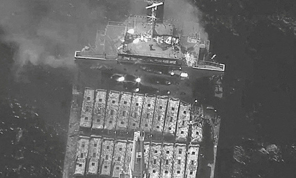 Trước đó, Bộ Tư lệnh Trung tâm Mỹ (CENTCOM) thông báo vào khoảng 11h30 theo giờ Yemen ngày 6/3, tàu hàng True Confidence thuộc sở hữu Liberia đã bị Houthi tấn công bằng tên lửa đạn đạo chống tàu. Tàu hàng này thuộc sở hữu của công ty hàng hải Liberia True Confidence Shipping và đang do công ty Hy Lạp Third January Maritime vận hành. Trên tàu có 20 thuyền viên và 3 cảnh vệ hộ tống tàu, trong đó có 4 thuyền viên Việt Nam. Ảnh: Reuters.
