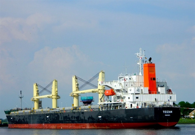 Theo Đại sứ Nguyễn Huy Dũng, qua xác minh với các cơ quan đại diện Việt Nam tại Ả Rập Xê Út cũng như qua các nguồn tin, Đại sứ quán xác định được trong số 3 thuyền viên tử vong có một thuyền viên Việt Nam là anh Đặng Duy Kiên (sinh năm 1983, quê ở Hải Phòng), là đại phó của tàu.