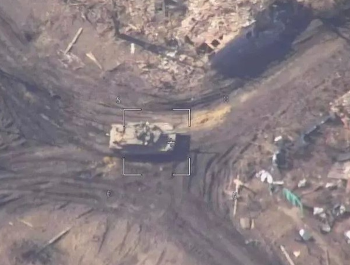 Ngày 26/2, cố vấn của người đứng đầu nước Cộng hòa nhân dân Donetsk (DPR) Yan Gagin tuyên bố, lực lượng Nga đã phá hủy xe tăng Abrams đầu tiên của Lực lượng Vũ trang Ukraine. Ông nhấn mạnh rằng bất kỳ thiết bị mới nào do phương Tây cung cấp cho Ukraine đều dễ bị tấn công. Và ngay ngày hôm sau, Bộ Quốc phòng Nga xác nhận thông tin về việc Quân đội Nga phá hủy xe tăng Abrams đầu tiên của Mỹ trên chiến trường Ukraine.