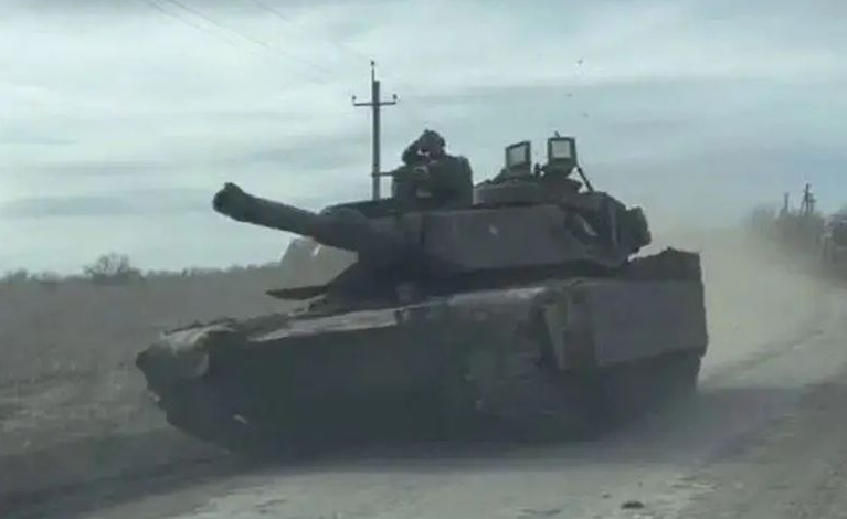 “Điểm yếu thứ hai của Abrams là đỉnh tháp pháo và phần nhô ra bên hông. Cho dù được bảo vệ tốt đến đâu, chiếc xe tăng này vẫn dễ bị tổn thương. Tuy nhiên, thực tế là việc sửa đổi xe tăng Abrams để gửi tới Ukraine liên quan đến việc đặt đạn pháo không chỉ ở thân xe mà còn một phần ở phía sau tháp pháo. Điều này nghĩa là nếu xe tăng bị bắn trúng trực tiếp hoặc trong một số trường hợp khác, nó có thể phát nổ”, ông Leonkov cho hay.