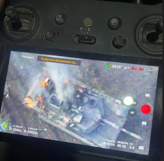 Theo Nhà báo Peter Suchiu, trong vòng chưa đầy một tuần, Ukraine đã mất 3 xe tăng chiến đấu chủ lực Abrams trên chiến trường. Ông Suciu nói: “Ukraine đã trở thành một nghĩa địa xe tăng và 3 chiếc M1 Abrams chỉ là những xác chết trên đó, bất kể Quân đội Mỹ có nói gì về chúng”.