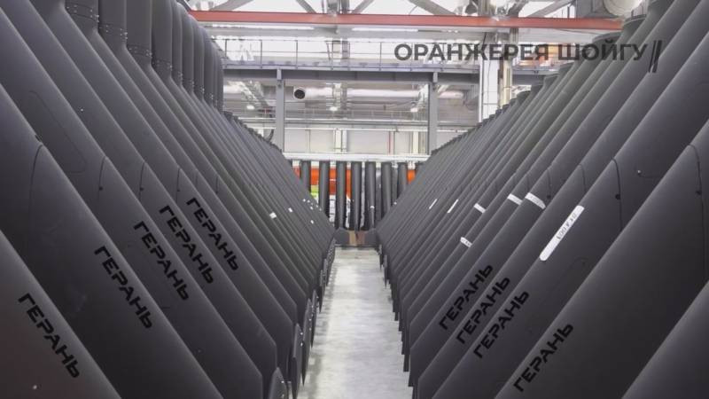 Chỉ cần xem nhanh đoạn video được công bố cũng đủ hiểu, có tới hàng trăm chiếc UAV Geran-2 được Nga sản xuất mỗi ngày. Những hình ảnh trong video cho thấy, các UAV Geran-2 đã ra khỏi dây chuyền lắp ráp và có thể đã sẵn sàng tấn công các mục tiêu quân sự ở Ukraine.