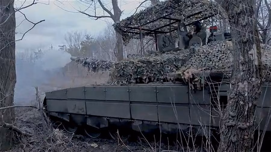 Xe tang Nga pha huy cac muc tieu Ukraine theo huong Avdiivka