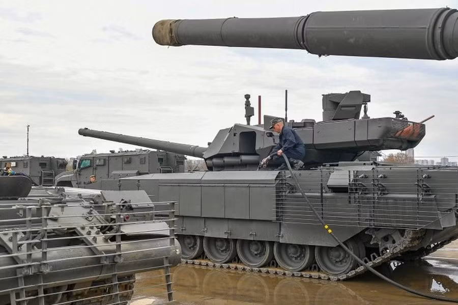 "Bây giờ chúng tôi cần tiền để tạo ra xe tăng mới, vũ khí mới với số lượng nhiều hơn nữa, bởi vậy giá thành cần phải rẻ hơn. Rõ ràng nếu có cơ hội mua được những sản phẩm rẻ hơn thì tại sao không”, người đứng đầu Tập đoàn Rostec nói thêm.