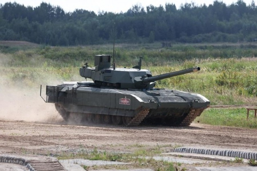 Xe tăng Armata được trang bị tháp pháo không người lái, pháo nòng trơn 125 mm, súng máy phòng không 12,7 mm và súng máy đồng trục 7,62 mm. Trên T-14, lần đầu tiên kíp chiến đấu được đưa vào một khoang bọc thép, tách biệt khỏi kho đạn.