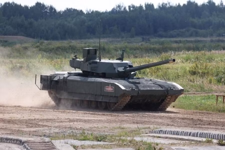 Xe tăng Armata được trang bị tháp pháo không người lái, pháo nòng trơn 125 mm, súng máy phòng không 12,7 mm và súng máy đồng trục 7,62 mm. Trên T-14, lần đầu tiên kíp chiến đấu được đưa vào một khoang bọc thép, tách biệt khỏi kho đạn.