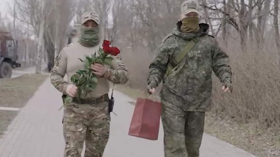 Quan nhan Nga chuc mung ngay 8/3 bang loat dan phao