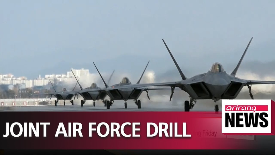 Tiêm kích F-22 của Mỹ xếp hàng chờ cất cánh trong cuộc tập trận Max Thunder. Theo Korea Times, hơn 100 máy bay cùng 2.000 binh sĩ Mỹ - Hàn tham gia cuộc tập trận. Không quân hai nước tiến hành các bài tập đối kháng trên không và tấn công các mục tiêu giả định trên mặt đất.