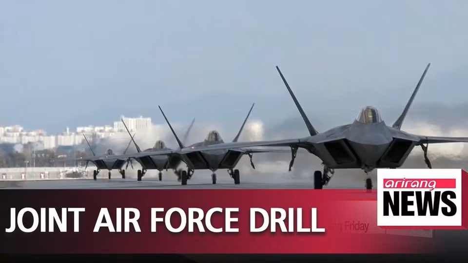 Tiêm kích F-22 của Mỹ xếp hàng chờ cất cánh trong cuộc tập trận Max Thunder. Theo Korea Times, hơn 100 máy bay cùng 2.000 binh sĩ Mỹ - Hàn tham gia cuộc tập trận. Không quân hai nước tiến hành các bài tập đối kháng trên không và tấn công các mục tiêu giả định trên mặt đất.