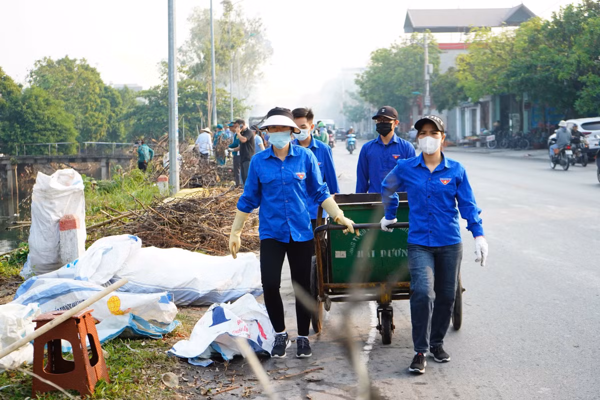 Lực lượng đoàn thanh niên tham gia dọn vệ sinh.