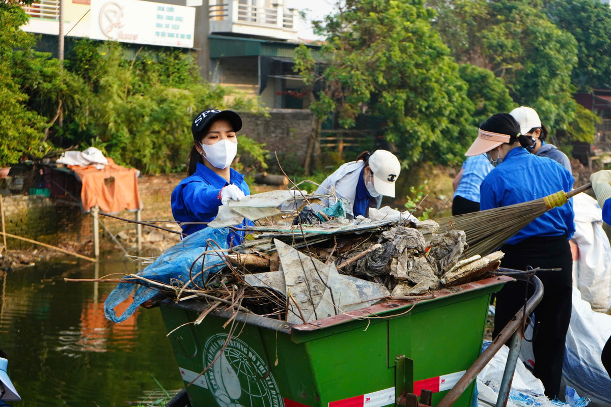 Hoạt động ra quân dọn vệ sinh môi trường trên toàn thành phố nhằm khắc phục các tồn tại về vệ sinh môi trường, trật tự đô thị; tạo cảnh quan môi trường đô thị xanh - sạch - đẹp hướng tới kỷ niệm 220 năm khởi lập Thành Đông (1804-2024) và 70 năm ngày giải phóng thành phố (30/10/1954-30/10/2024) và chào mừng Đại hội Đảng các cấp nhiệm kỳ 2025 – 2030.