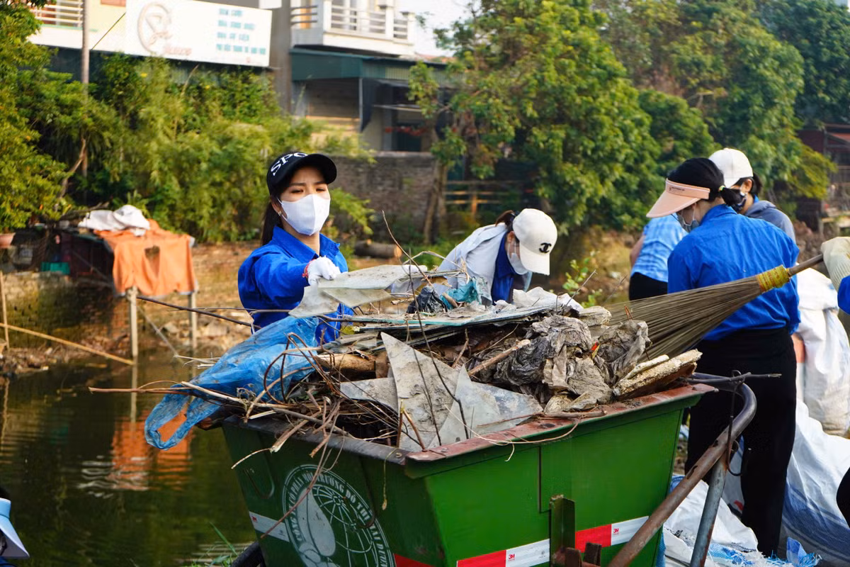 Hoạt động ra quân dọn vệ sinh môi trường trên toàn thành phố nhằm khắc phục các tồn tại về vệ sinh môi trường, trật tự đô thị; tạo cảnh quan môi trường đô thị xanh - sạch - đẹp hướng tới kỷ niệm 220 năm khởi lập Thành Đông (1804-2024) và 70 năm ngày giải phóng thành phố (30/10/1954-30/10/2024) và chào mừng Đại hội Đảng các cấp nhiệm kỳ 2025 – 2030.