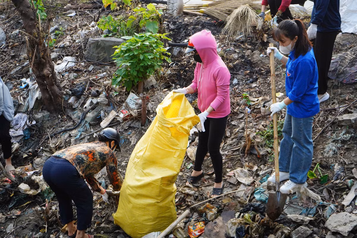 Lực lượng chức năng thành phố Hải Dương và các phường xã cũng tăng cường chấn chỉnh tình trạng lấn chiếm vỉa hè, lòng đường làm nơi kinh doanh buôn bán, tập kết vật liệu xây dựng; Vận động nhân dân tháo dỡ các mái che, mái vẩy, biển quảng cáo rao vặt rách, hỏng.