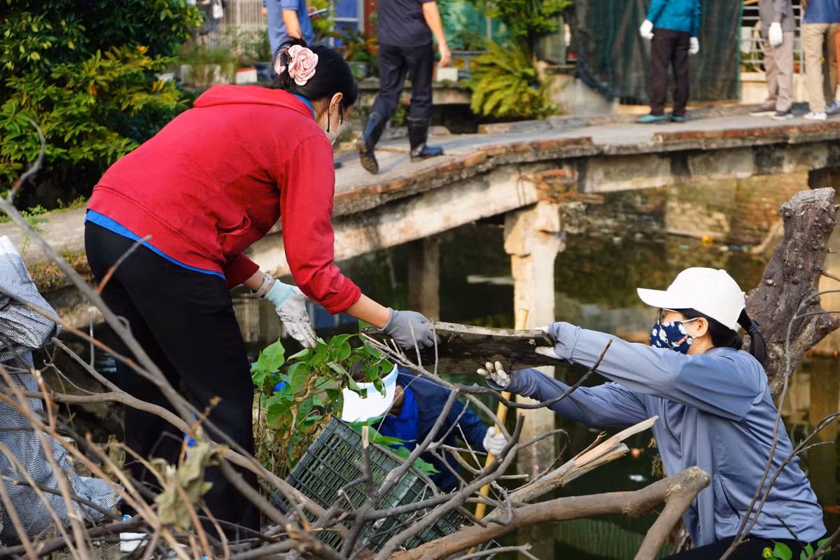 Người dân tham gia dọn vệ sinh tại kênh Thạch Khôi.