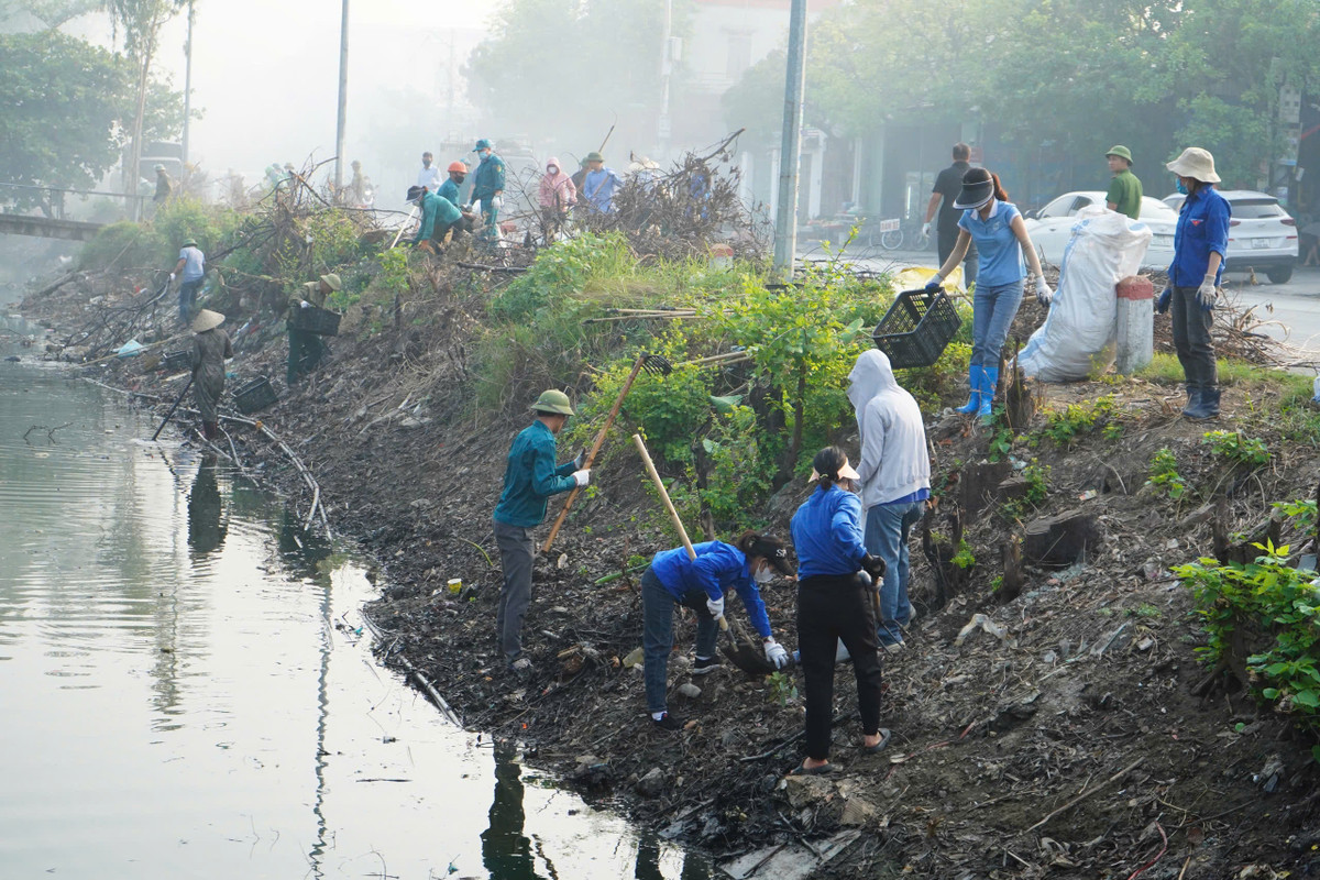Đồng thời chỉ đạo các ngành chức năng, các phường, xã tiếp tục đẩy mạnh công tác tuyên truyền, vận động để hoạt động vệ sinh môi trường được duy trì thường xuyên, đi vào nề nếp.