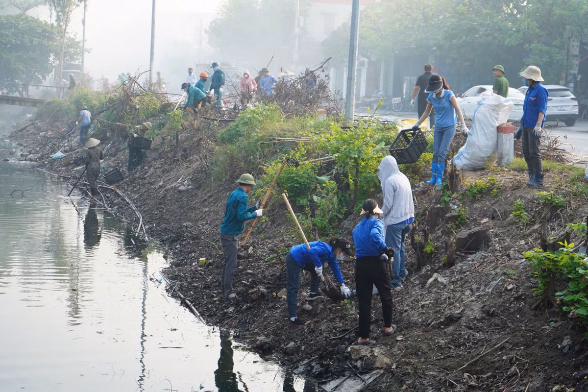 Đồng thời chỉ đạo các ngành chức năng, các phường, xã tiếp tục đẩy mạnh công tác tuyên truyền, vận động để hoạt động vệ sinh môi trường được duy trì thường xuyên, đi vào nề nếp.