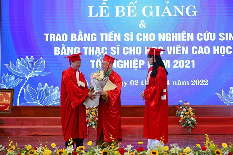 Ông Vương Tấn Việt sử dụng bằng cấp ba bổ túc không hợp pháp Ong Vuong Tan Viet su dung bang cap ba bo tuc khong hop phap