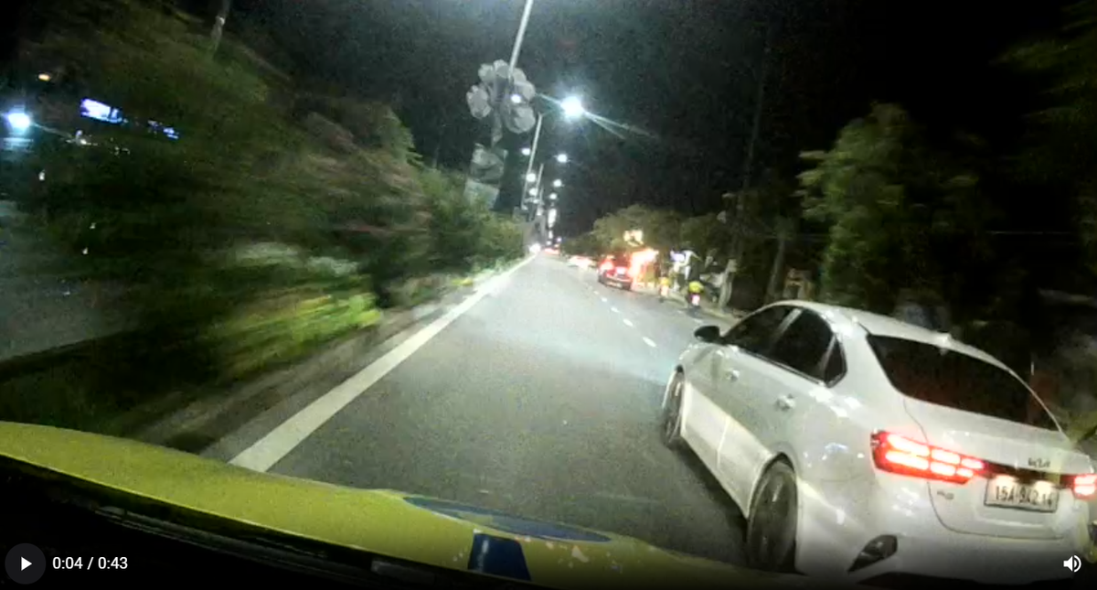 Hai Phong: Khoi to tai xe chen ep, chui boi, danh lai xe-Hinh-2