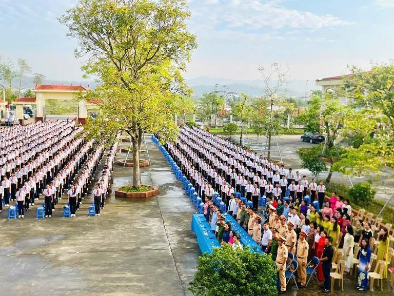 Hai Duong: Canh sat ra quan cao diem bao dam ATGT cho hoc sinh