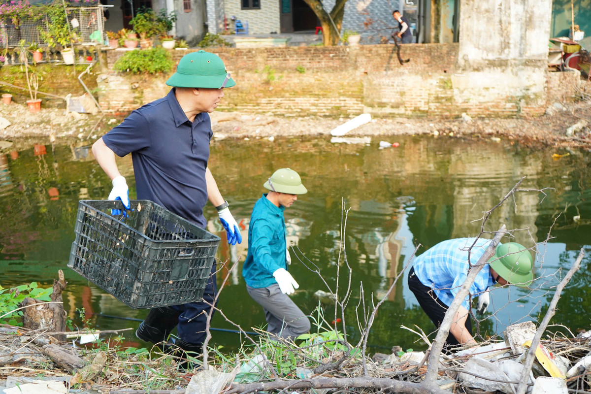 Bí thư Thành ủy Hải Dương Lê Đình Long dọn rác cùng người dân.
