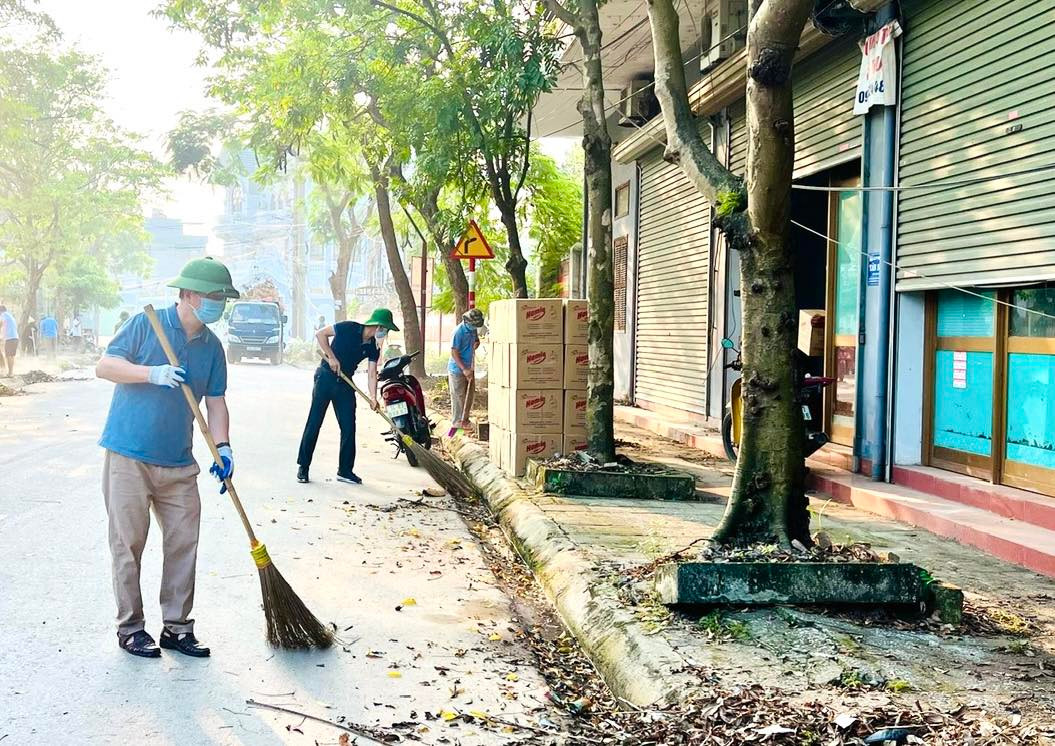 Một lãnh đạo TP Hải Dương tham gia quét đường phố.