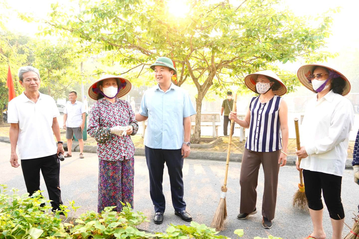 Chủ tịch UBND Thành phố Hải Dương Nguyễn Văn Kiên kiểm tra, chỉ đạo tổng vệ sinh môi trường tại khu vực sân thể thao phố Tạ Quang Bửu, phường Bình Hàn, TP Hải Dương.