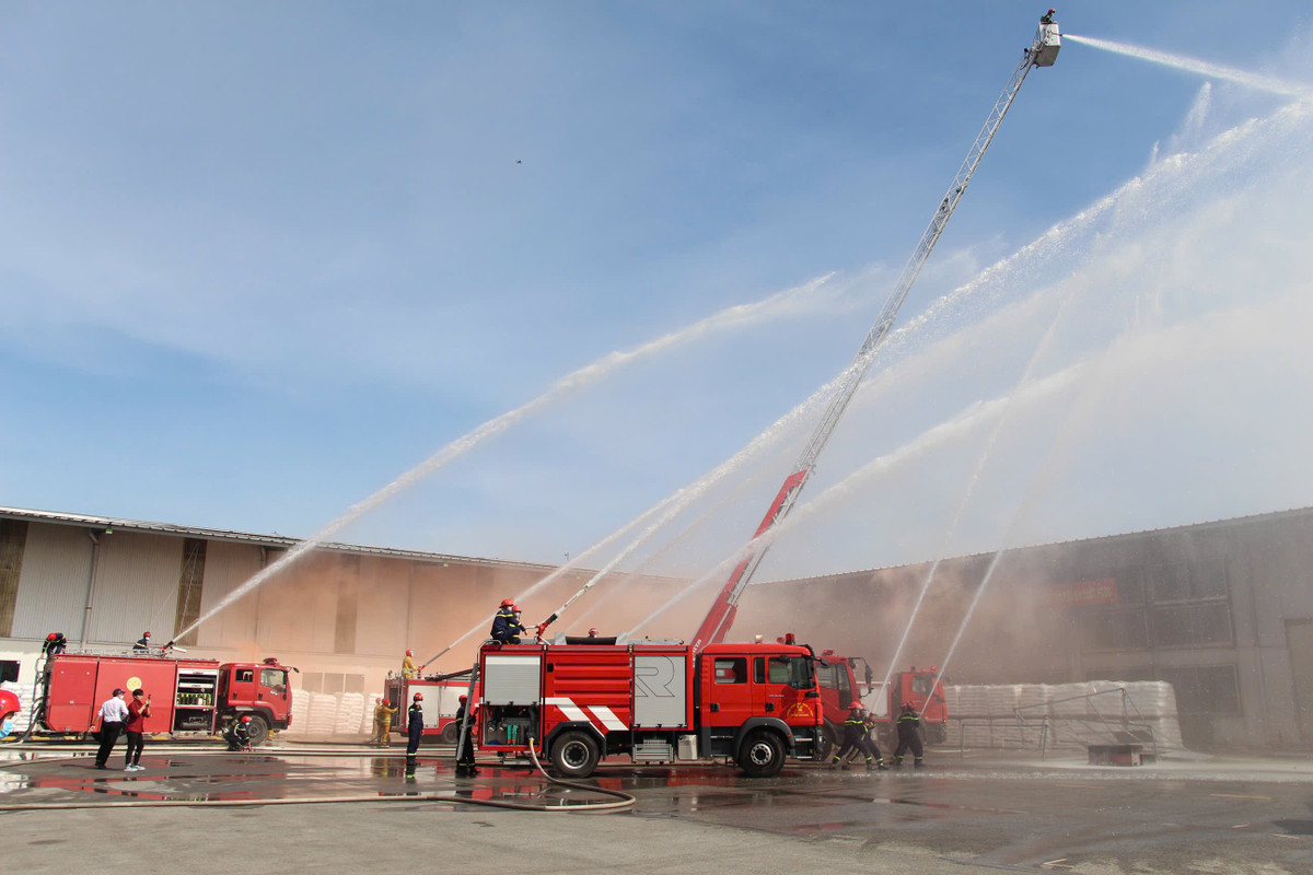 Khi xảy ra sự cố, có khoảng 500 cán bộ, công nhân viên đang làm việc bên trong nhà máy, 40 kỹ sư, công nhân đang bảo dưỡng các tấm pin năng lượng mặt trời trên mái. Chỉ trong thời gian ngắn, đám cháy đã phát triển nhanh chóng, lan sang khu vực xưởng với tổng diện tích đám cháy khoảng 3.000 m2, lượng khói, khí độc tỏa ra nhiều.