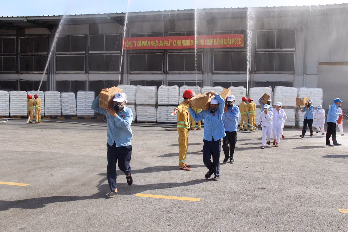 Cuộc diễn tập huy động sự tham gia của khoảng 850 người thuộc các lực lượng Công an, Quân đội, các sở, ban, ngành, doanh nghiệp trên địa bàn tỉnh, lực lượng chữa cháy cơ sở, Công an tỉnh Bắc Giang, Công an thành phố Hải Phòng; 70 phương tiện cơ giới và nhiều trang thiết bị hiện đại.