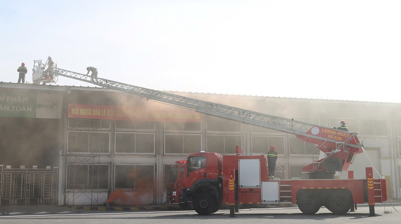 Buổi diễn tập diễn ra với tình huống giả định đám cháy bắt nguồn từ kho chứa hạt nguyên liệu của Công ty Cổ phần Nhựa An Phát Xanh. Khu vực cháy rộng, vận tốc cháy lan nhanh, khói, khí độc và các sản phẩm cháy nhanh chóng lan truyền, bao trùm toàn bộ nhà kho. 