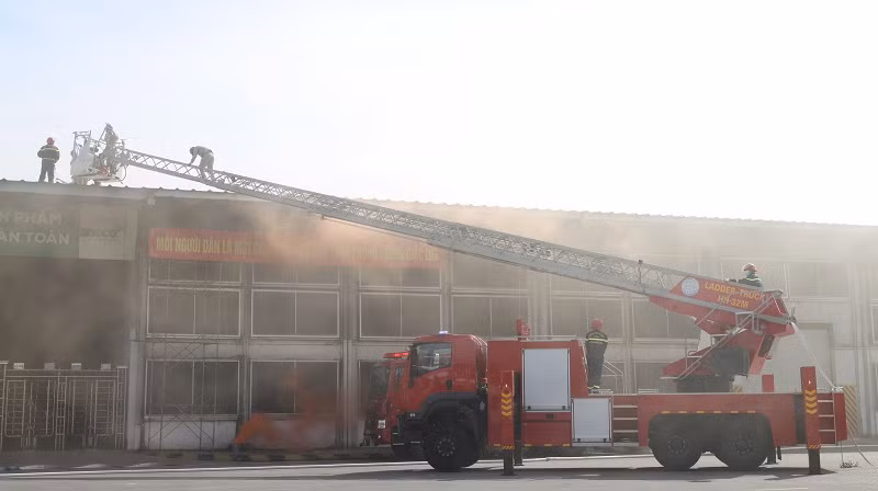 Buổi diễn tập diễn ra với tình huống giả định đám cháy bắt nguồn từ kho chứa hạt nguyên liệu của Công ty Cổ phần Nhựa An Phát Xanh. Khu vực cháy rộng, vận tốc cháy lan nhanh, khói, khí độc và các sản phẩm cháy nhanh chóng lan truyền, bao trùm toàn bộ nhà kho. 