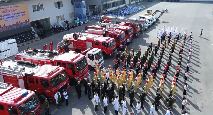 Cảnh robot cùng hơn 850 người diễn tập chữa cháy ở Hải Dương Canh robot cung hon 850 nguoi dien tap chua chay o Hai Duong