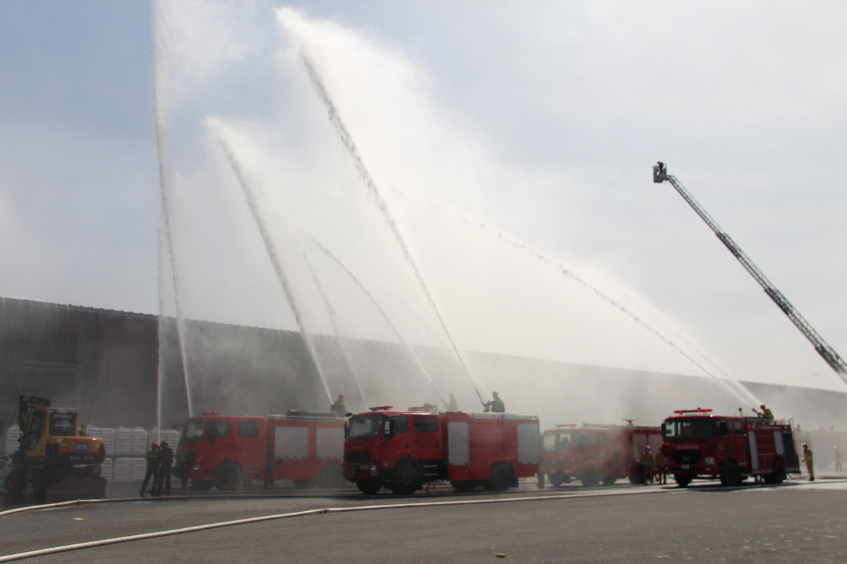 Đám cháy sau đó tiếp tục lan truyền đến khu hấp sấy, dẫn đến nổ nồi hơi. Vụ nổ đã làm sập đổ một phần kết cấu xây dựng của khu hấp sấy khiến nhiều người bị mắc kẹt dưới đống đổ nát.