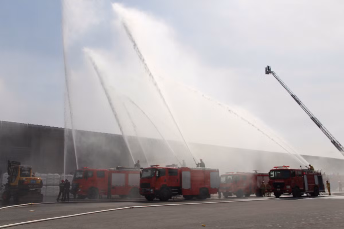 Đám cháy sau đó tiếp tục lan truyền đến khu hấp sấy, dẫn đến nổ nồi hơi. Vụ nổ đã làm sập đổ một phần kết cấu xây dựng của khu hấp sấy khiến nhiều người bị mắc kẹt dưới đống đổ nát.