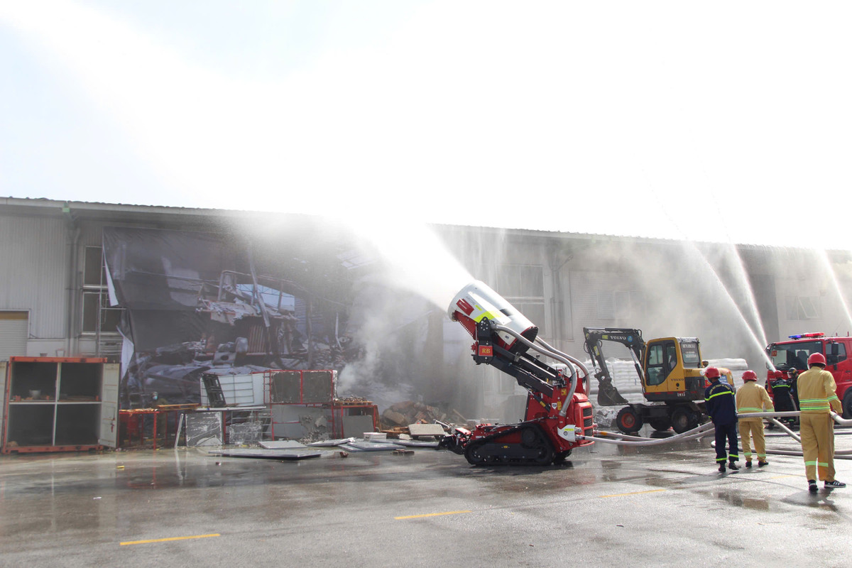 Đáng chú ý, tại buổi diễn tập, lực lượng Công an tỉnh Hải Dương điều động đến hiện trường Robot chữa cháy. Đây là Robot chữa cháy có công nghệ hiện đại nhất hiện nay.