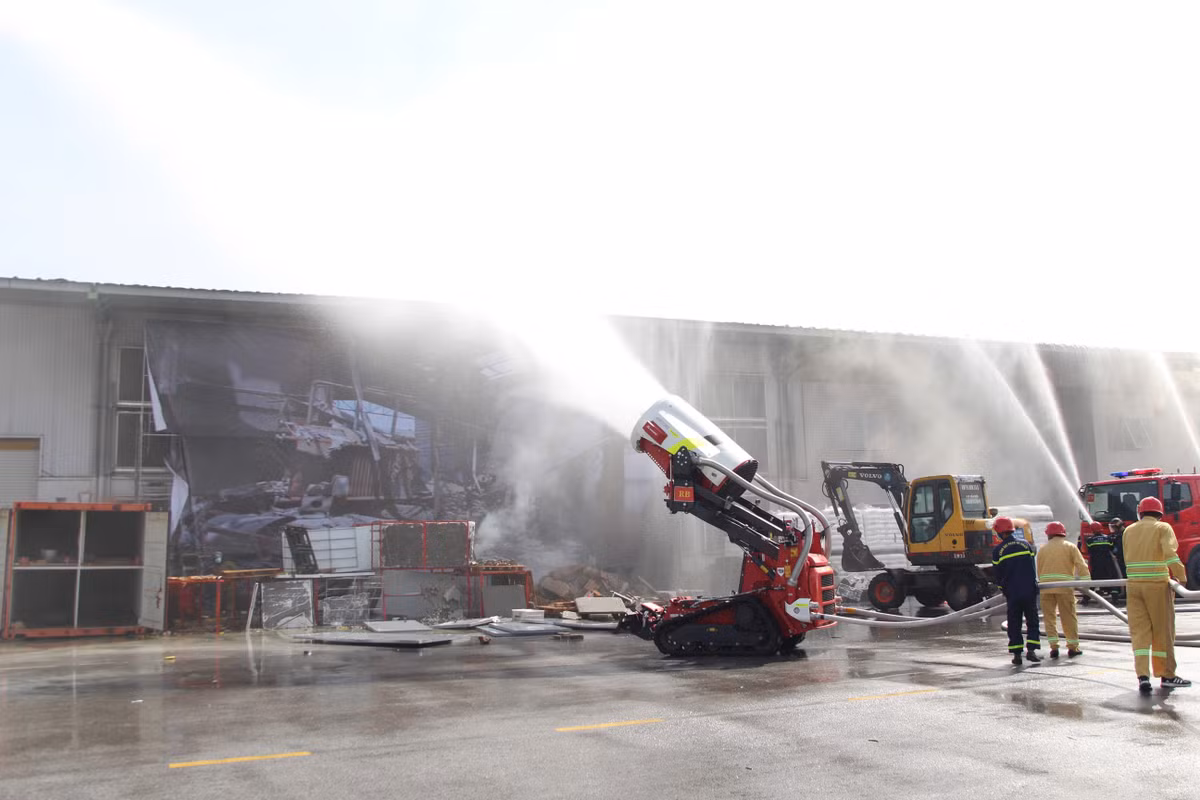 Đáng chú ý, tại buổi diễn tập, lực lượng Công an tỉnh Hải Dương điều động đến hiện trường Robot chữa cháy. Đây là Robot chữa cháy có công nghệ hiện đại nhất hiện nay.