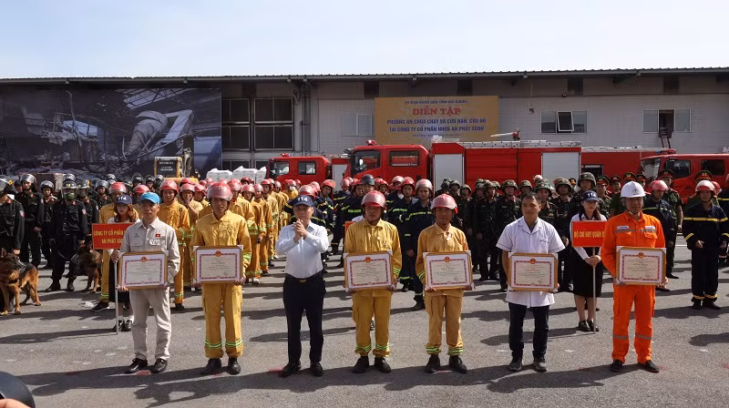 Qua đánh giá, buổi diễn tập đã đạt được mục đích, yêu cầu đặt ra, bảo đảm an toàn tuyệt đối về người và phương tiện. Nhân dịp này, 14 tập thể, 39 cá nhân được Chủ tịch UBND tỉnh tặng Bằng khen và Giám đốc Công an tỉnh tặng Giấy khen vì đã có thành tích xuất sắc trong tham gia luyện tập, diễn tập phương án chữa cháy và CNCH cấp tỉnh năm 2024.