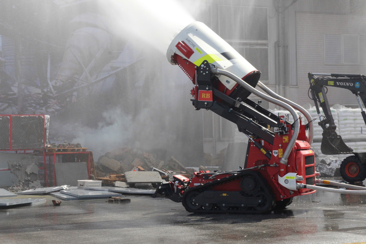 Với động cơ Tuabin công suất 25KW, tốc độ phun 4.700 lít nước/phút, robot chữa cháy có thể phun xa 80m, có khả năng di chuyển bằng bánh răng xích cao su có độ bám chống trượt cao, thích ứng với đa dạng địa hình, giúp nhanh chóng dập tắt đám cháy. 